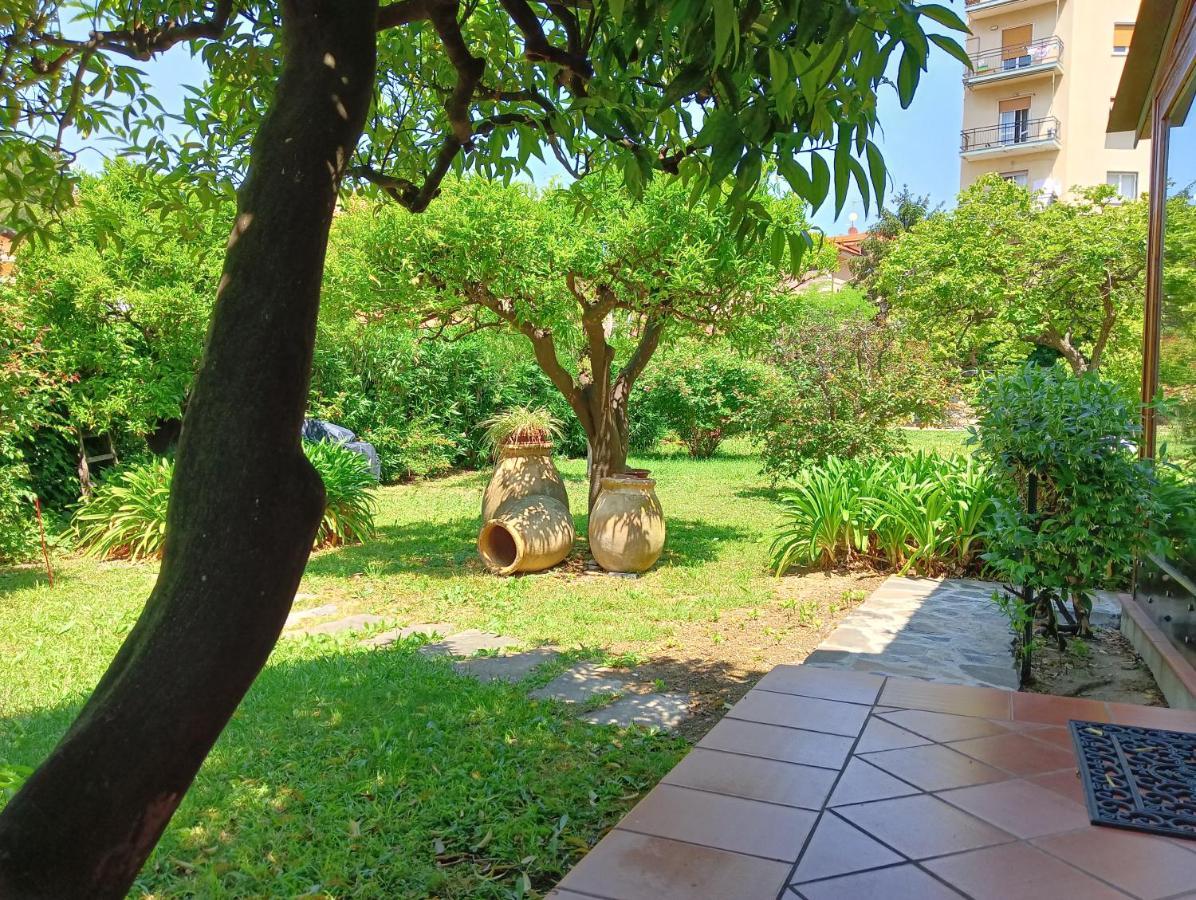 Villetta Con Giardino A Due Passi Dal Mare Imperia Kültér fotó